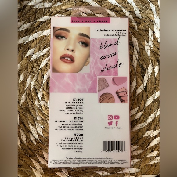 New Real Techniques Essentials Set 2.0 for foundation, shadow and blush - Picture 4 of 9